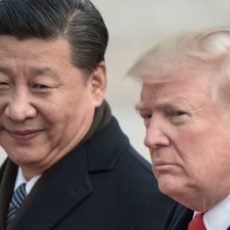 El presidente chino, Xi Jinping, y el presidente de los Estados Unidos, Donald Trump, asisten a una ceremonia de bienvenida en el Gran Palacio del Pueblo en Beijing el 9 de noviembre de 2017.