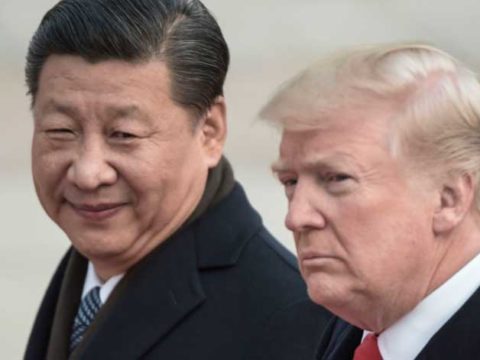 El presidente chino, Xi Jinping, y el presidente de los Estados Unidos, Donald Trump, asisten a una ceremonia de bienvenida en el Gran Palacio del Pueblo en Beijing el 9 de noviembre de 2017.
